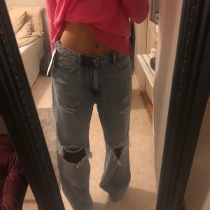 Straight leg jeans - Jeans från H&M oanvända med lappen kvar, slitningar och långa i benen, jag är 174, storlek 40 och jag har 36