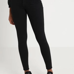 Helt nya Dr.Denim modell moxy - Helt nya Dr. denim jeans i modellen Moxy, strl S. Aldrig använda då jag beställde fel strl. Frakt tillkommer 50kr