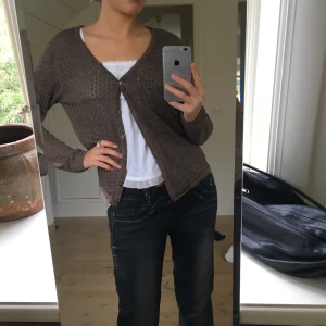 Stickad kofta - Så söt kofta från cos, perfekt nu till hösten! Fint skick utom någon knapp som är av;)