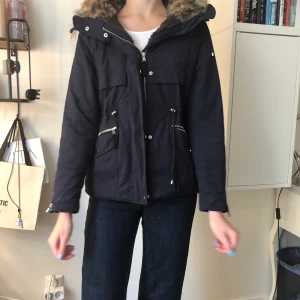 Mörkblå jacka med med fuskpäls - Jättefin höstjacka från Bershka som går att spänna åt i midjan💓💓 Strl S, passar XS