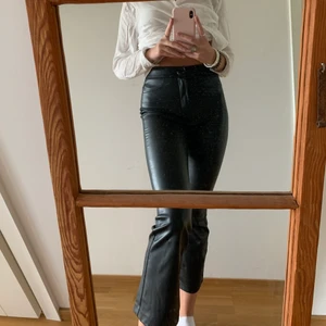 Skinnbyxor bootcut - Säljer nu ett par supersnygga bootcut skinnbyxor från zara. Endast använda ett fåtal gånger och är därför i väldigt bra skick. Hör av er om ni undrar något eller vill ha fler bilder! Slutsålda på hemsidan och i butik. (Är 171cm)