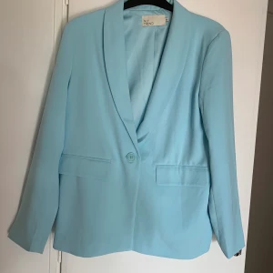 Blazer  - Oversized blazer från Nelly, endast använd en gång. 