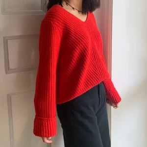 Stickad tröja S - Säljer denna fina stickade tröja från Gina Tricot som inte kommer till användning längre tyvärr. Den är i normalt skick skulle jag säga, pyyyyttelite nopprig men det är inget som syns om man inte kollar mycket nära. 🥰🥰 Möts upp inom gbg annars står köparen för frakten💕