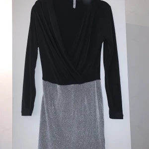 Klänning  - En klottrig klänning som sitter jätte fint på, utväger formerna väldigt mycket. Men jaga läker den pågrund av att den inte kommit till användning. Storlek xs skulle dock säga att den passar s och m för den är väldigt stretchig nertill upptill är den lite tajtare. 