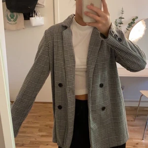 Blazer - Verkligen superfin blazer som tyvärr inte kommer till användning längre. Knappt använd och är därmed i nyskick! Köparen står för frakten💖
