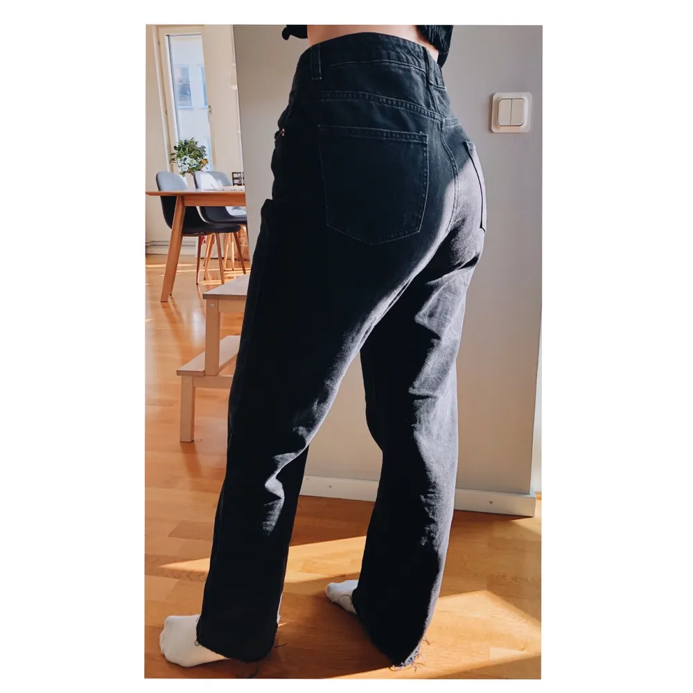 Säljer dessa snygga jeans från NA-KD, de är mörka i färgen och är slitna längst ner. Byxorna är i använt skick men ändå väldigt fräscha! Modellen är 163cm lång och bär vanligtvis storlek 36 på byxor. Frakt ingår. Jeans & Byxor.