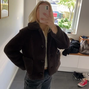 Teddy jacka från Zara💕 - Säljer min fina teddyjacka från Zara i strl XS, köpt i vintras (knappt använd), kom med egna bud i kommentarerna eller chatt ❤️ Möts upp i Sthlm eller köparen står för frakten🥰