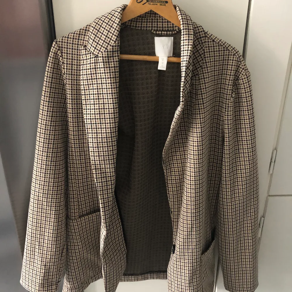 Blazer/kavaj från Hm i storlek 38 (passar allt från xs-L beroende på hur man vill att den ska sitta🥰) stretchigt material och superfint skick! Går att hämtas upp på Södermalm annars kostar frakt!🥰. Jackor.