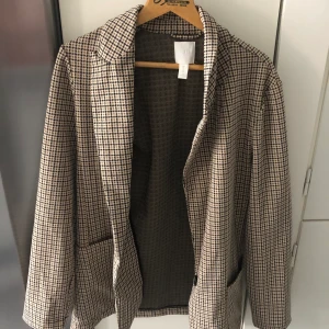 Blazer kavaj - Blazer/kavaj från Hm i storlek 38 (passar allt från xs-L beroende på hur man vill att den ska sitta🥰) stretchigt material och superfint skick! Går att hämtas upp på Södermalm annars kostar frakt!🥰