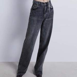Jeans från zara i storlek 40 använda 1 gång. Långa på mig som är 175 cm men för stora på mig. Meddela för fler bilder. Frakt kostar 63kr 