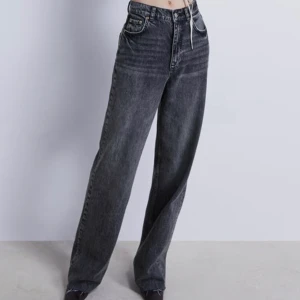 90s full length jeans zara  - Jeans från zara i storlek 40 använda 1 gång. Långa på mig som är 175 cm men för stora på mig. Meddela för fler bilder. Frakt kostar 63kr 