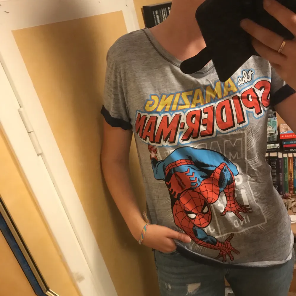 Marvel comics t-shirt storlek L/M ✨the amazing spider-man✨ knappt använd💙❤️ (frakt ingår ej). T-shirts.
