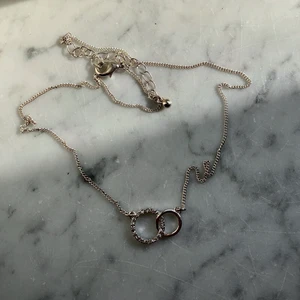 Halsband - Super fint halsband i silver. Kan mötas upp i stockholm eller frakta. Obs: köparen står för frakten och ansvarar inte för postens slarv.