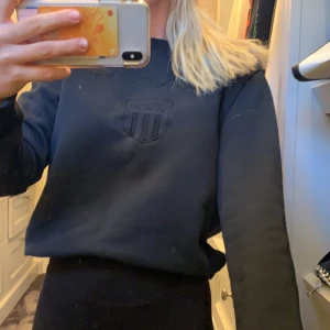 Tröja  - Svart tröja från gant i storlek S. Väldigt fin och är i bra skick 100kr + frakt 