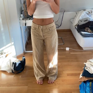 Manchester  - Manschesterbyxor från zara i storlek 34! Jag är 165 cm lång. Priset är utan frakt 