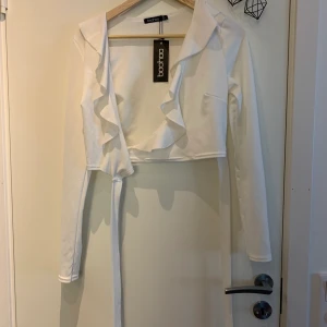 Snygg knyt topp  - En snygg knyt topp som jag tyvärr inte tycker passar bra på mig storlek 38, som ni ser så är toppen helt o använd men inte helt ny inköpt 
