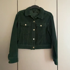 Manchester jacka - En grön Manchester jacka från Gina tricot. Använd Max 2 gånger!