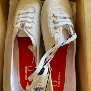 Fred Perry Skor - Fred Perry skor, oanvända storlek 40. Legat i garderoben sen inköpet! Nypris 649 kr, säljer för 300. Fri frakt 🌼