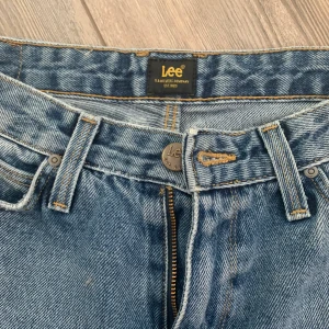 Lee jeans mom straight  - Mom jeans från Lee❤️ Använda 1-2 gånger = nyskick!💚 Buda i kommentarerna eller skriv privat! 