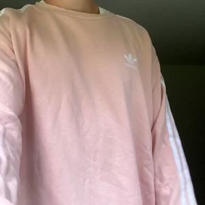 adidas track shirt - säljer denna trackshirt, vintage feel, använd fåtal gånger, köpte den för 400kr, passar M, size M