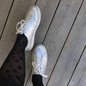 Silvriga skor - Säljer dessa ascoola silvriga sneakers ifrån Mango! Storlek 38. Köparen står för frakten och betalning sker via swish, hör av dig om du är intresserad 💕💕