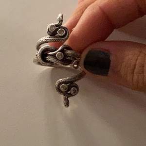 En jätten fin orm ring som kringlar sig up på fingret i silver med stenar på.Vet inte vad det är för storlek men när jag köper ringar har jag S men den är lite stor så passar nog både S/M Buda!!✨💕