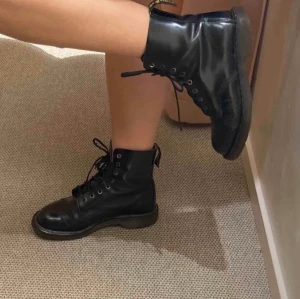 äkta dr martens! - jättefina dr martens köpa här på plick för ungefär 6 månader sedan, tyvärr ej haft användning för dom så säljer vidare! 260 kr frakt inräknat!