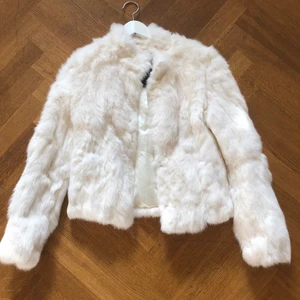 Päls - Passar strlk 34-32. Jättefint skick! Köpt i vintras och endast använd 1 gång. Perfekt till fest / finare tillställning. Pris 1200 :-