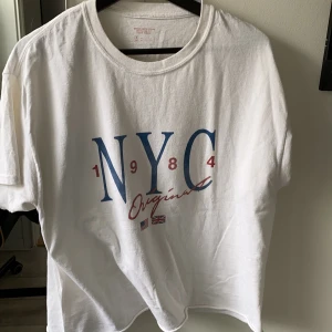 Benvit (inte kritvit) t-shirt storlek S (herrstorlek)  - Benvit (inte kritvit)  t-stort storlek S (herrstorlek). Har klippt av den själv för att den var väldigt lång innan, så nu skulle jag säga att det är som en tjej M storlek. Köpt på Urban outfitters. 