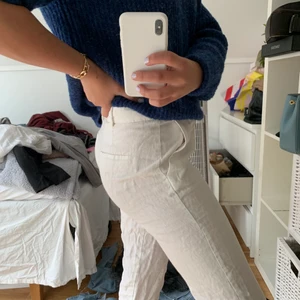 Mango linnebyxor - Vita linnebyxor från mango. Strl 36, säljes för att de är för stora för mig. Bra längd går precis så de täcket fötterna men ej skorna. 150 exkl frakt