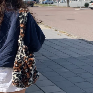 Leopard väska - Fluffig leopard väska som jag har sytt själv.☺️ Säljer för 300kr +frakt.💗💗