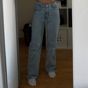 Ljusblåa jeans från Zara i storlek 34! Skitsnygga men dom sitter tyvärr väldigt tajt på mig 🥺 Jag är ungefär 167! 