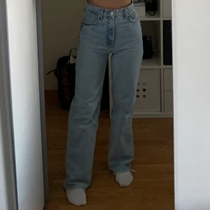 ZARA JEANS - Ljusblåa jeans från Zara i storlek 34! Skitsnygga men dom sitter tyvärr väldigt tajt på mig 🥺 Jag är ungefär 167! 