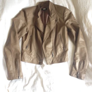  - Immitationsskin-jacka från Bikbok. Som ny!