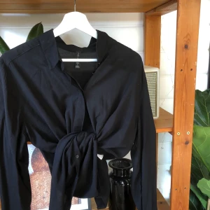 Svart skjorta strl. M/L - Lätt och luftig skjorta som passar bra till det mesta. Köpt för att vara lite oversized på mig som vanligtvis är storlek S.