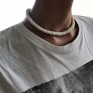 PÄRLHALSBAND  - Benvitt pärlhalsband från vårt UF företag! Modellen heter ”LIZZIE” och kommer i flera olika färger. Det här är vår populäraste modell då den endast kostar 89kr! Hur fin som helst till vardags för att ”poppa” eller för en mer beachy look på fest🌈 Helt unisex och skitsnygg!