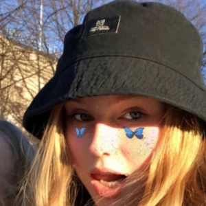 Bucket Hat från Urban Outfitters - Säljer en jättefin Bucket Hat från Urban Outfitters. Orginalpris var 170kr. Säljer pga att den sitter dåligt på mig. Använd typ 2 ggr. Köpare betalar för frakt.