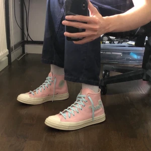 Golf Le Fleur Converse Chenille skor - Hej! Säljer dessa fina slutsålda rosa Golf Le Fleurs köpta från END clothing i London 💖. De är i bra skick förutom ett par smutsfläckar 😚. Kond 8/10. 1 par vita snöre o låda ingår också, skriv gärna för mer bilder 🤗 Storlek EUR 42,5 US 9 Frakt ingår ej 💓