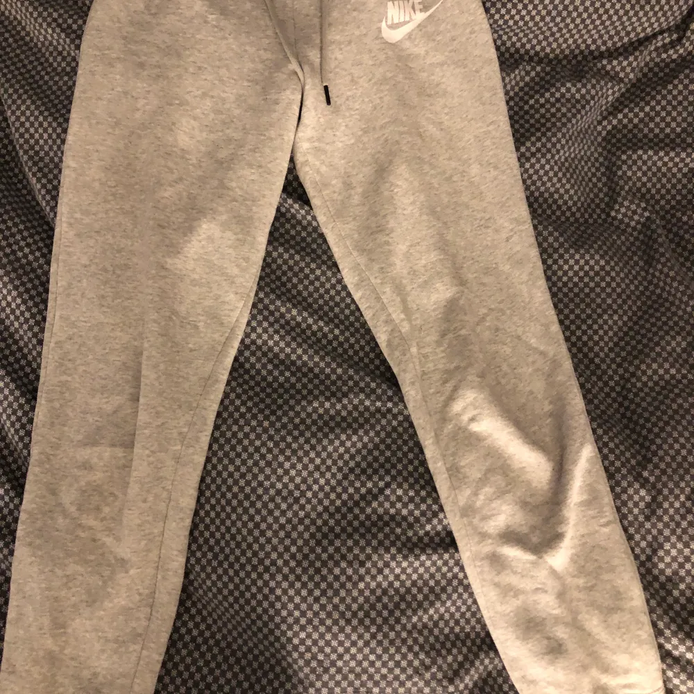 Ett par super fina gråa Nike mjukisbyxor köpta här på plick! Man kan vika ner kanten vid midjan om man vill (se på bild 2). Säljer pga använder tyvärr inte längre. Frakten ingår inte i priset. Jeans & Byxor.