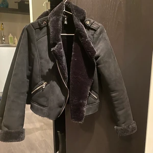 Svart bikerjacka ZARA  - Svart kort bikerjacka från ZARA. Använd ett fåtal gånger, är i bra skick! 