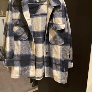 Skjortjacka ZARA  - Blå/vit rutig skjortjacka från ZARA. Storlek S. Använd ett fåtal gånger. 