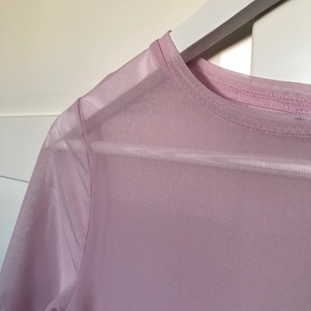 Rosa tshirt i mesh material från Gina Tricot i stl XS. Använd 1 gång. 20kr + frakt. T-shirts.