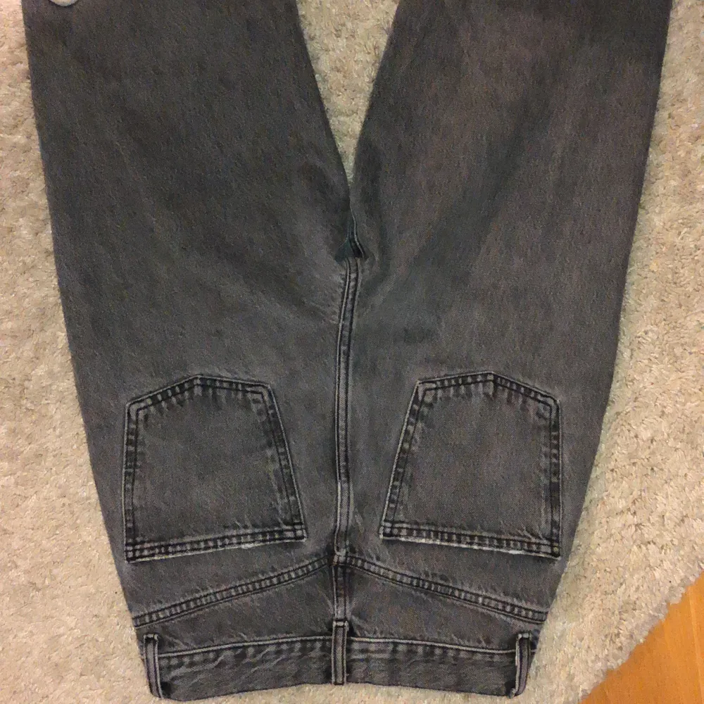 Gråa jeans från zara, dom är klippta men passar på mig som är 169. Från midjan och ner är dom ca 112 cm och midjan är ca 70 cm. Jeans & Byxor.
