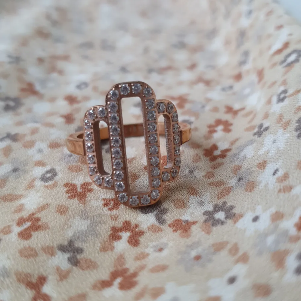 ⭐Super fin bronsfärjad ring från edblad. Säljer på grund av att den är lite förstor för mig. ⭐. Accessoarer.