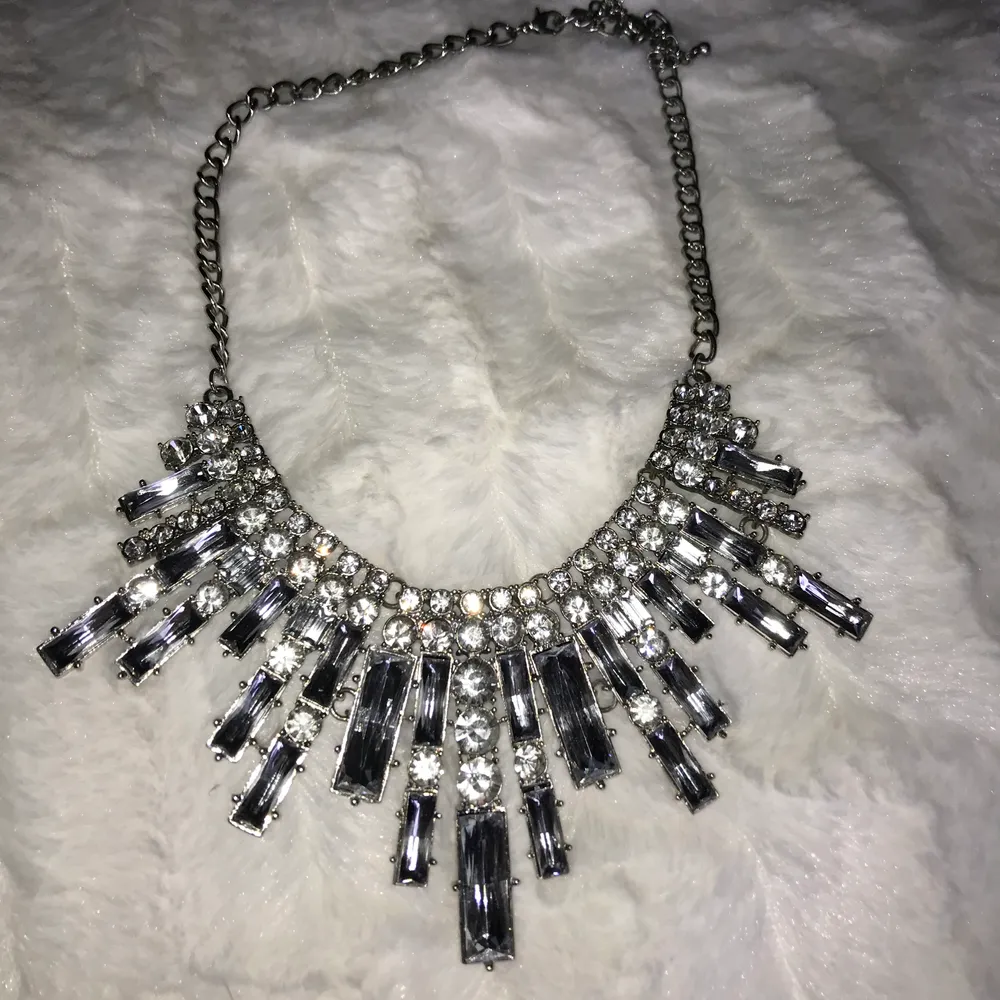 Vackert halsband i silver från Glitter. Använt 1 gång.. Accessoarer.