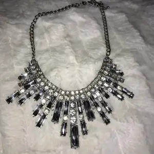 Vackert halsband i silver från Glitter. Använt 1 gång.