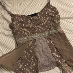 Snyggaste linne😍 - Så himla vackert linne i y2k stil, super fin med massa bling på, behöver bara strykas typ, i bra skick💕 frakt:40