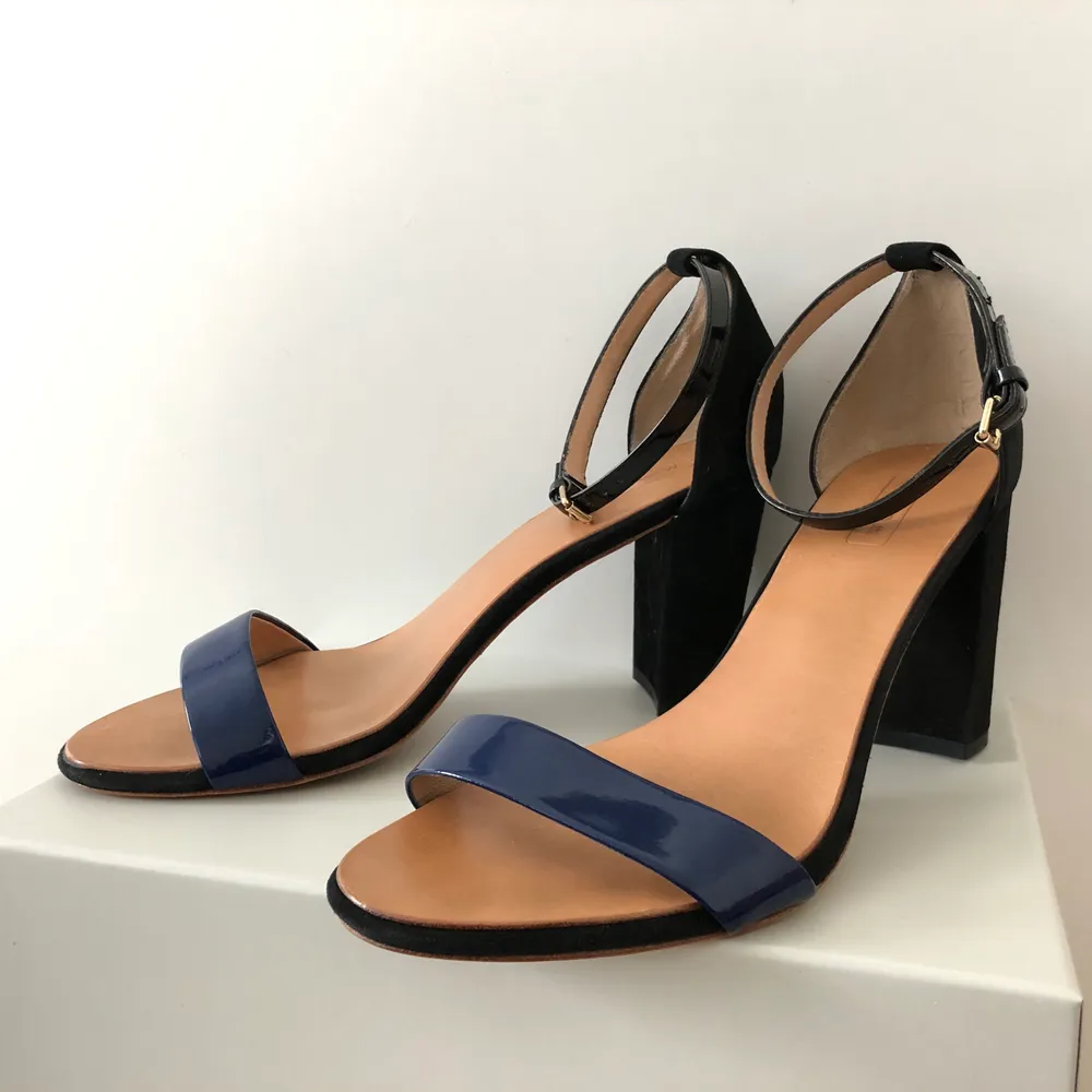 Black and blue, comfortable sandals on thick heels. Looks elegant and classy, suits for any occasion . Skor.
