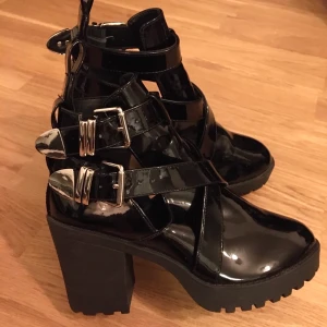 Boots från Nelly - Lackboots från Nelly med spännen och tjock klack. Endast använda 1 gång så i nyskick. Storlek 36. Vid snabb affär bjuder jag på frakten!