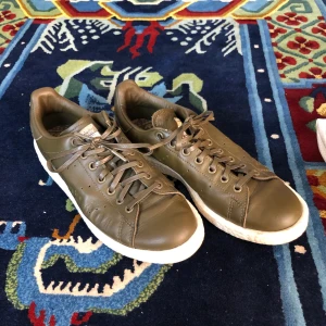 Adidas stan Smith x Neighbourhood str.41 - Bra skick. Förutom lite creases är dom som nya. Neighbourhood(NBHD) är ett japanskt streetwear märke. Adidas boost så dom är extremt sköna. 